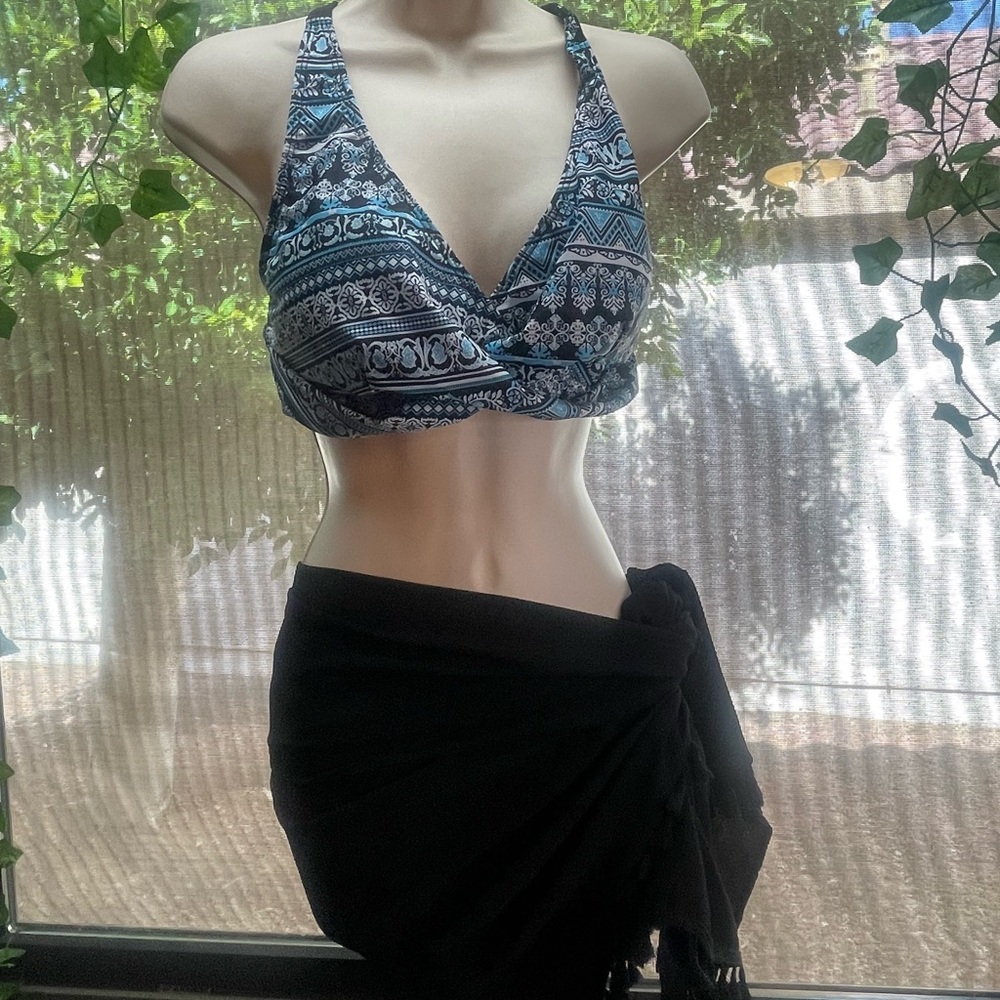 Black and Blue Patterned Bikini Set with black  waist sarong - Picture 6 of 10
